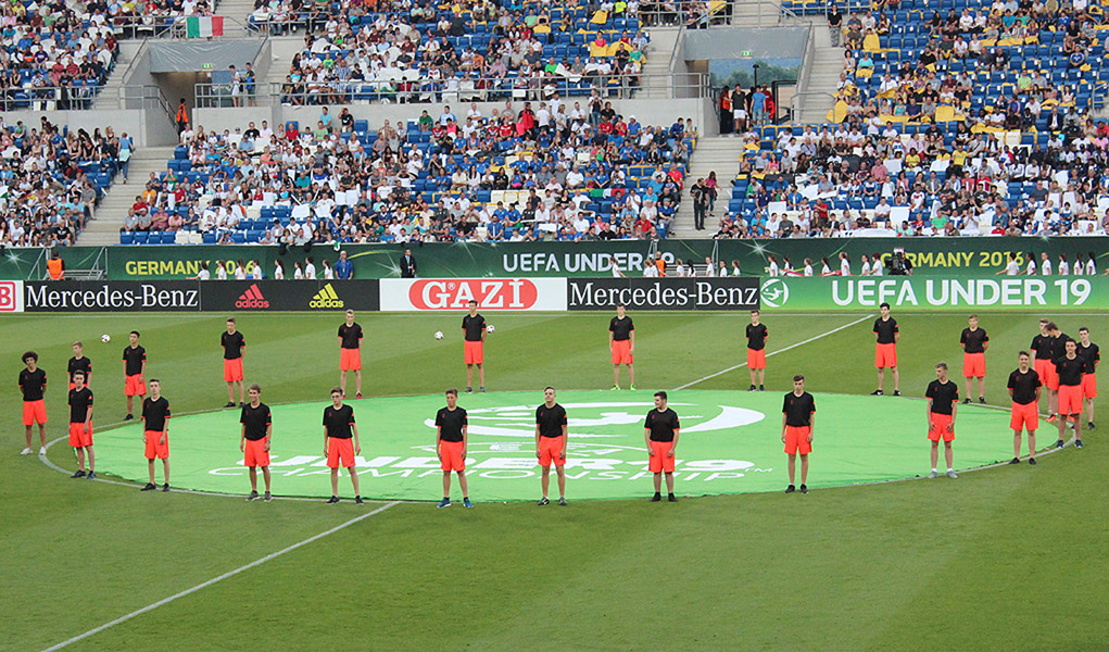 ... jetzt kamen die beiden Finalisten aufs Spielfeld