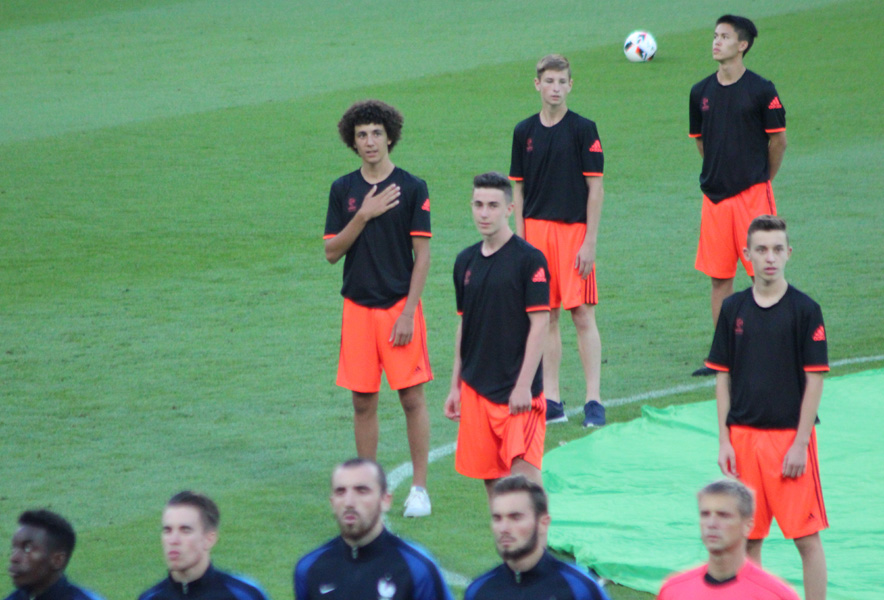 ... und Matteo (li.) singt kräftig mit