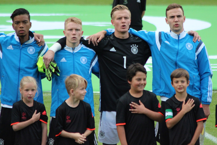 Zwei Spieler aus der Region: Philipp Ochs (2. v.l.) und Benedikt Gimper (re.)
