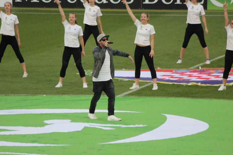 Dominic Sanz siegt den U19-EM-Song "Aufgehende Sterne"
