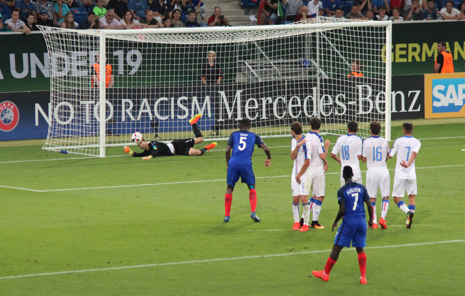 Italiens Keeper pariert einen Freistoß