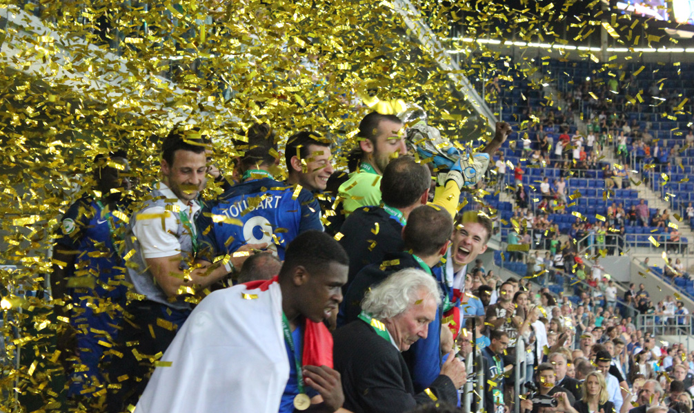 Siegerehrung mit goldenen Konfetties auf der Haupttribüne