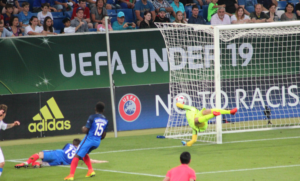 Glück für Italiens Keeper, dass der Ball ans Außennetz geht