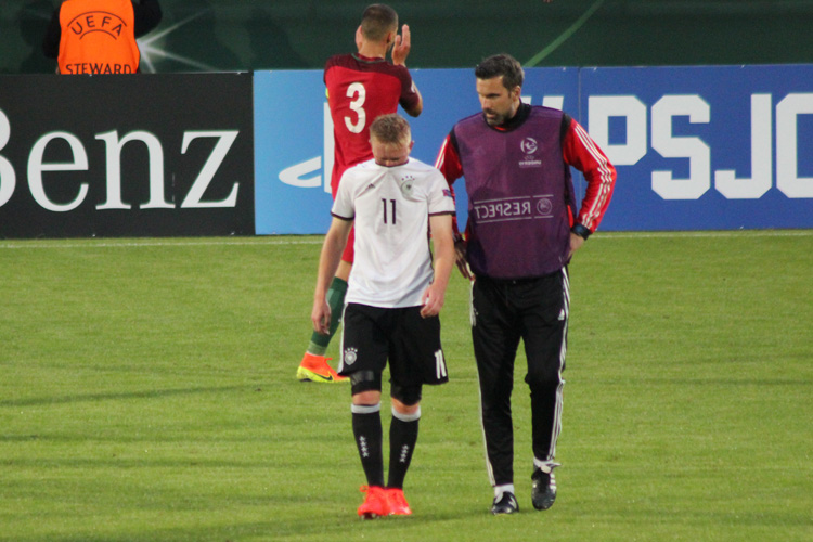 Das Gesicht teils unterm Trikot versteckt, die Enttäuschung nach dem Abpfiff war groß