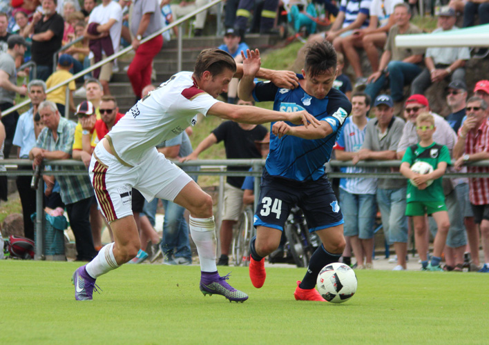 Baris Atik setzt sich energisch gegen einen Gegenspieler durch
