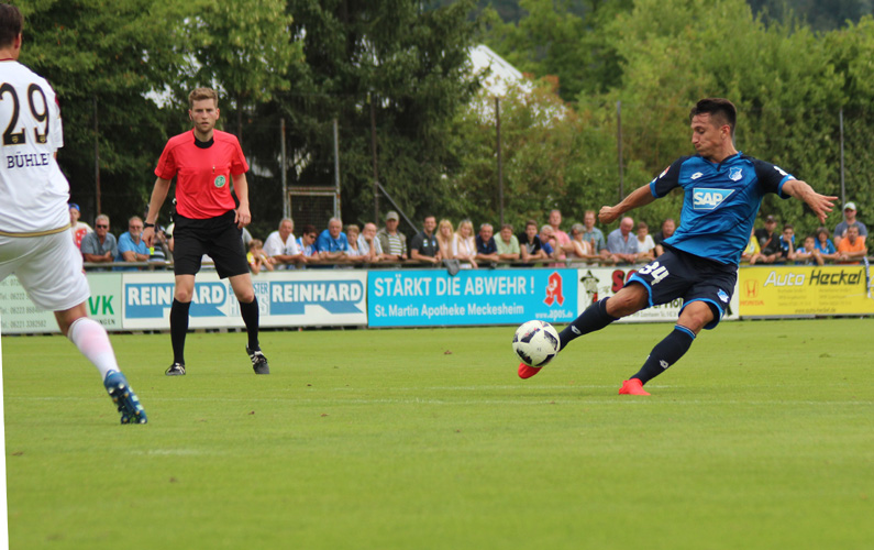 Baris Atik versucht es mit einem Distanzschuss