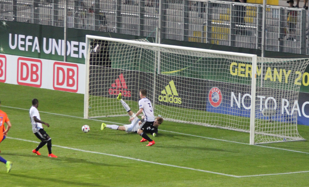 Maximilian Mittelstädter klärt auf der Torlinie