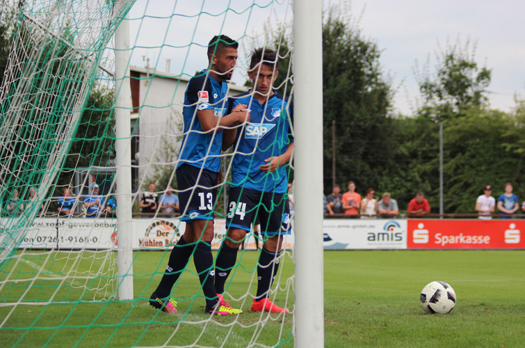 Kerem Demirbay (li.) erzielt mit seinem ersten Hoffenheimer Treffer den 4:0 Endstand