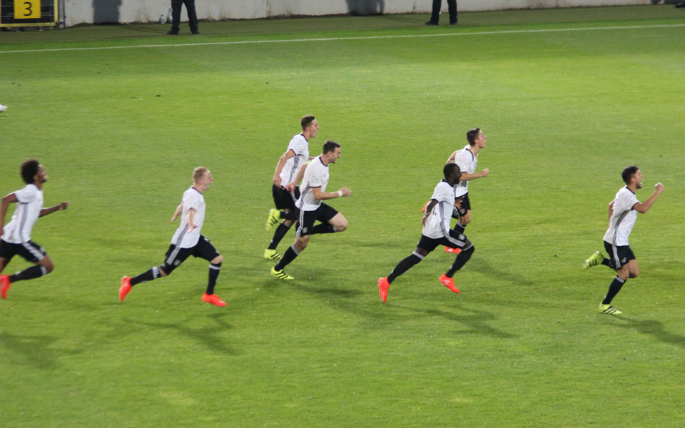Ausgelassene Freude bei den deutschen Spielern nach dem Elfmeterkrimi