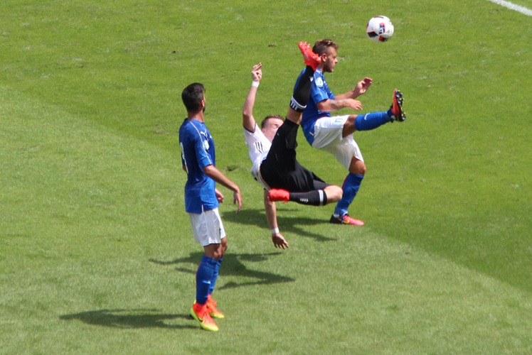 Deutschlands Max Besuschkow versucht es per Seitfallzieher