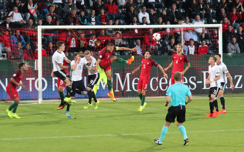 Dichtes Gedränge im portugiesischen Strafraum