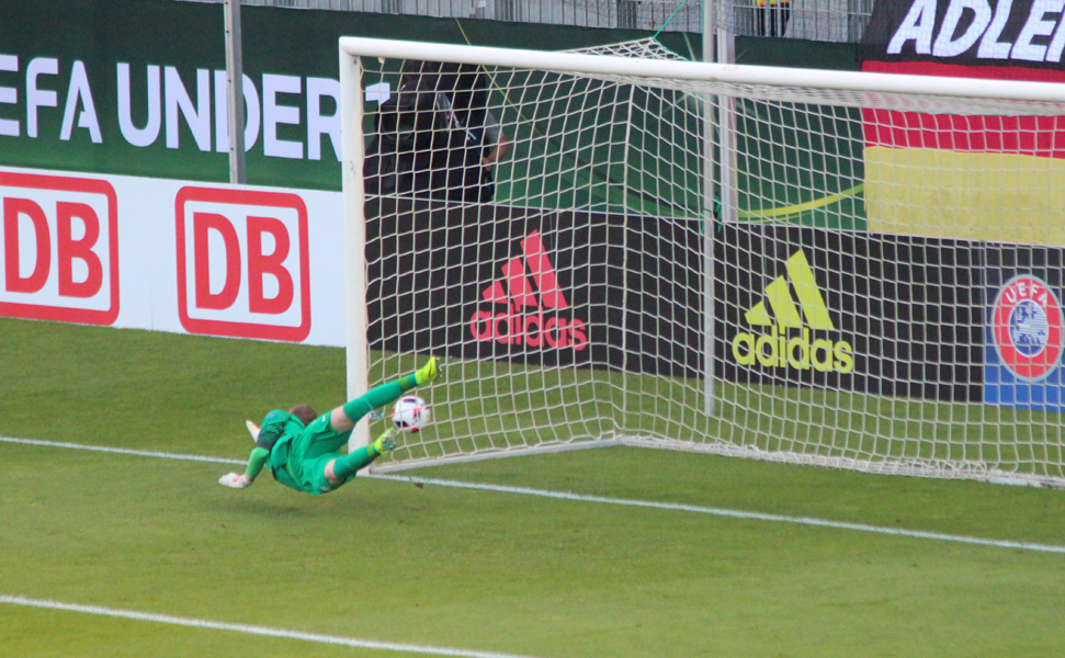 Glück für den niederländischen Keeper, dass der Ball knapp das Tor verfehlt