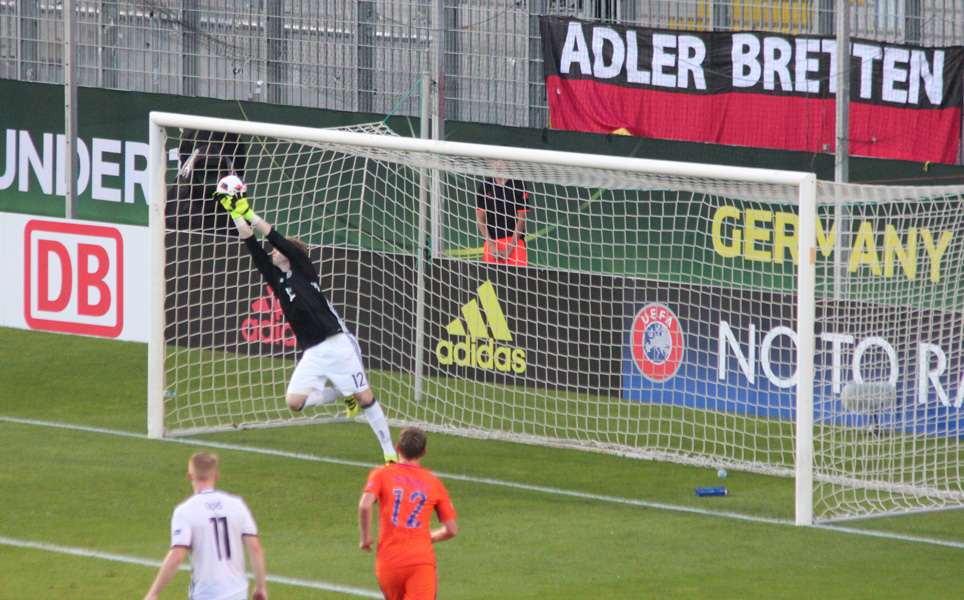 Vermeidbarer 1:1 Ausgleich der Niederländer durch einen Freistoß