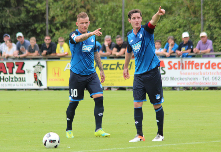 Jonathan Schmid (li.) und Sebastain Rudy beim Freistoss