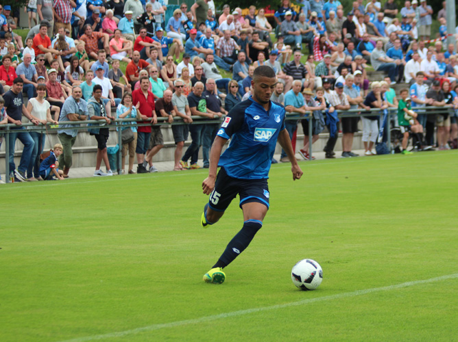 Jeremy Toljan bereitet in dieser Szene die 1:0 Führung vor