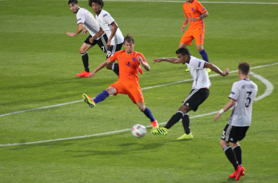 Ein Distanzschuss geht an die Querlatte