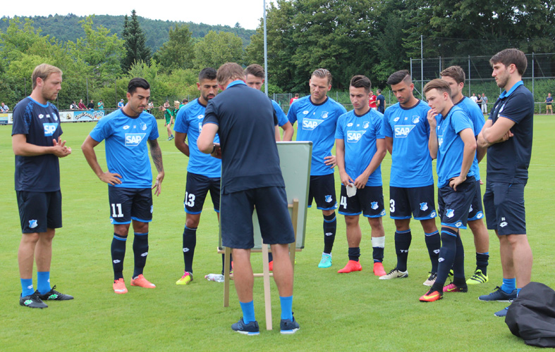 Taktische Vorgaben von Trainer Julian Nagelsmann in der Halbzeitpause