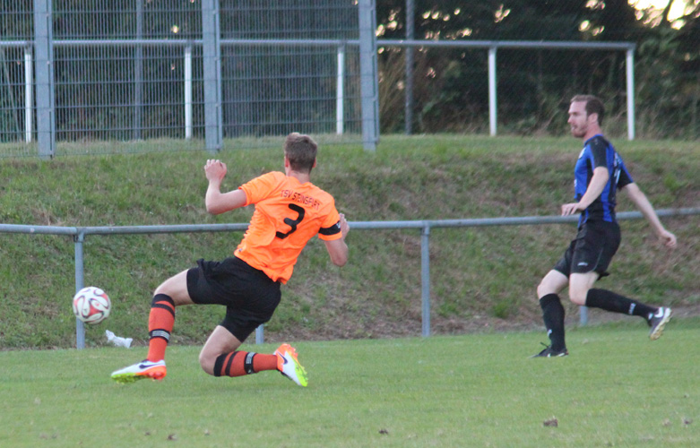 Nils Ohlheiser erzielt aus spitzem Winkel die 1:0 Führung