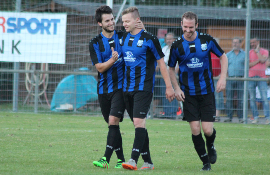 Emanuel Häde (Mitte) freut sich über seinen Treffer zum 2:0