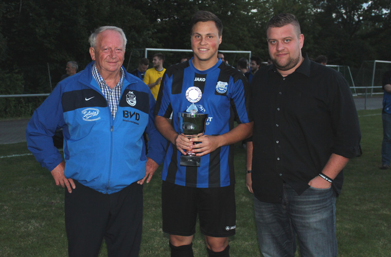 Pokalübergabe des FC Weiler an SV-Spielausschussvorsitzenden Jürgen Kistler (li.) und Kapitän Rico Unser (Mitte)