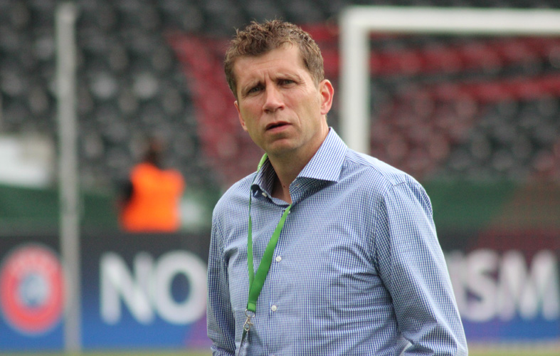 DFB-Couch Guido Streichsbier in Gedanken