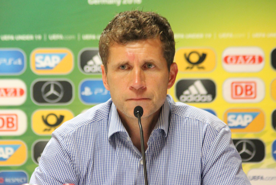 DFB-Trainer Guido Streichsbier bei der Analyse auf der PK