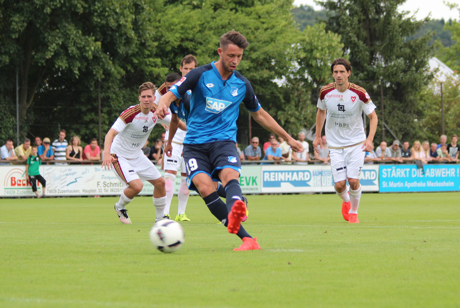 Mark Uth erzielt per Strafstoss das 2:0