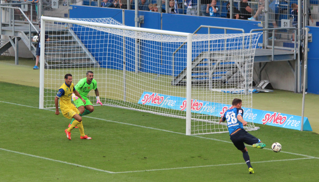 Adam Szalai vergibt aus spitzem Winkel kurz vor dem Ende