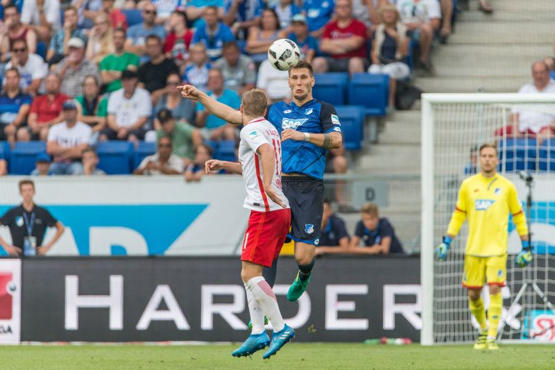 Niklas Süle gewinnt das Kopfballduell