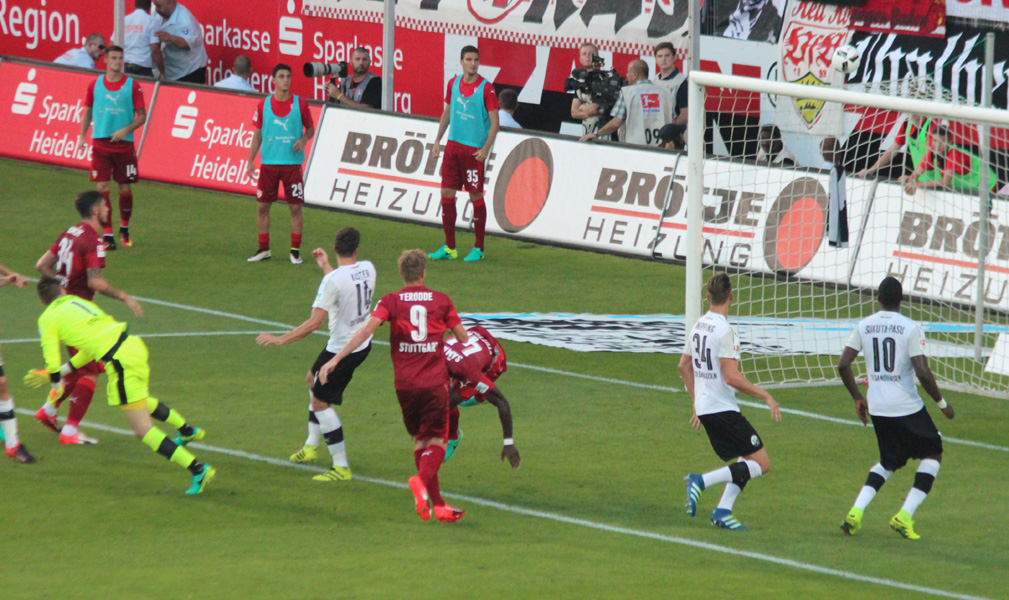 ... köpft an die Querlatte