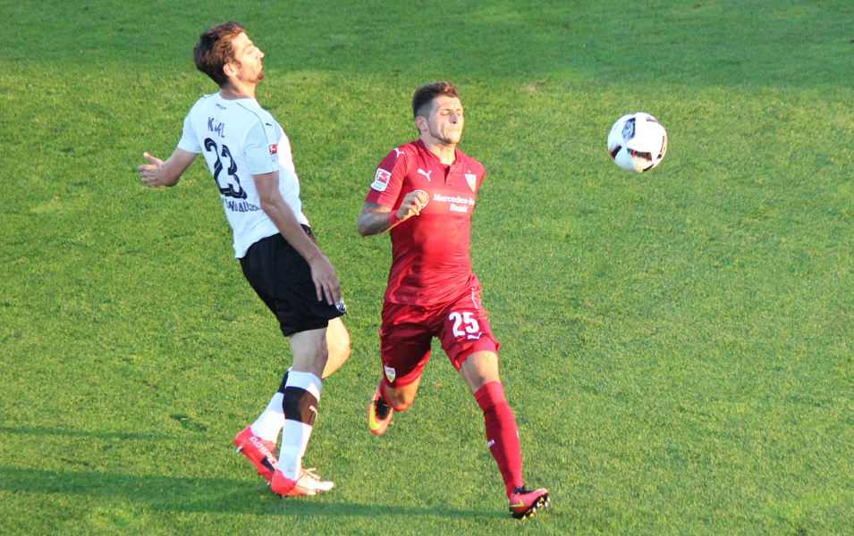 Moritz Kuhn im Zweikampf gegen Matthias Zimmermann (re.)