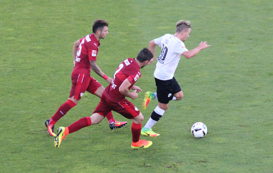 Thomas Pledl enteilt zwei Stuttgarter Gegenspieler