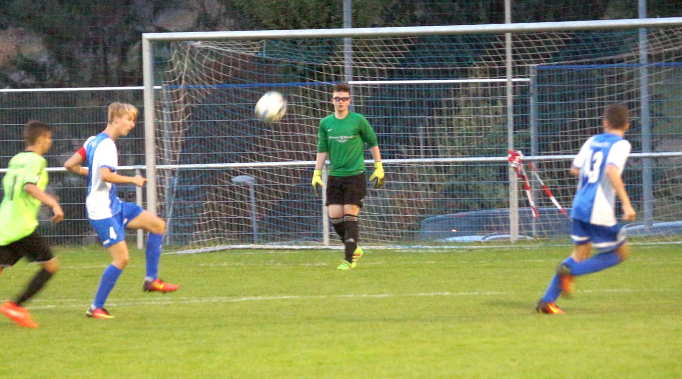 Luca Schinkmann (links) klärt kurz vor der Strafraumgrenze