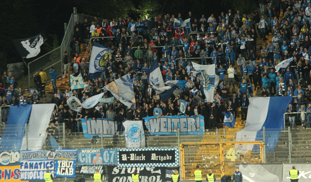 Stimmungsvoller TSG-Fanblock am Böllenfalltor