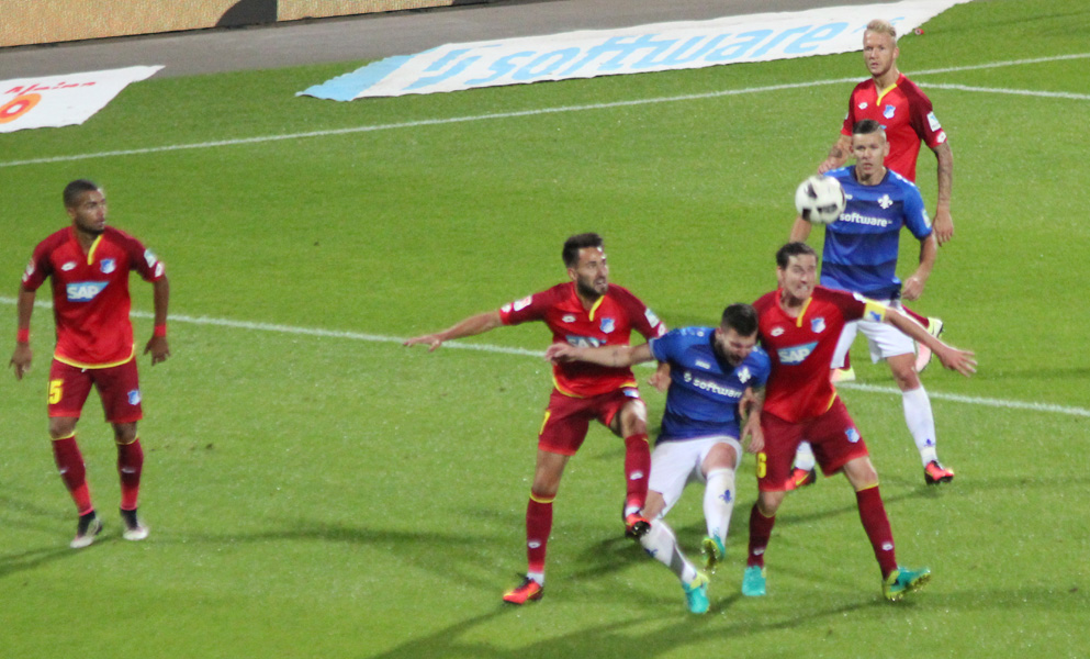 Rudy (re.) klärt per Kopf