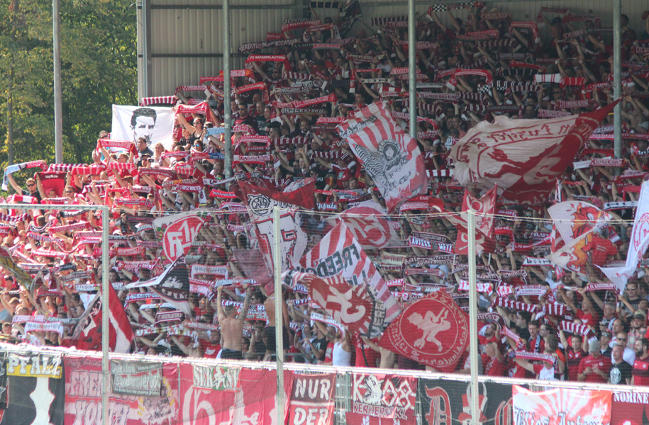 Stimmungsvoller Gästeblock vor dem Anpfiff