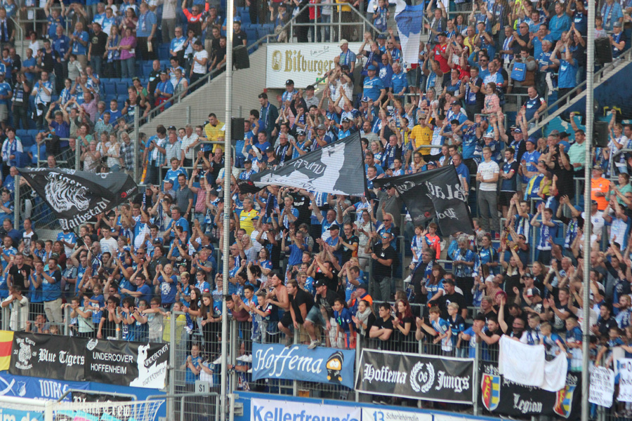 Hoffenheims Fans jubelt über den ersten Saisonsieg