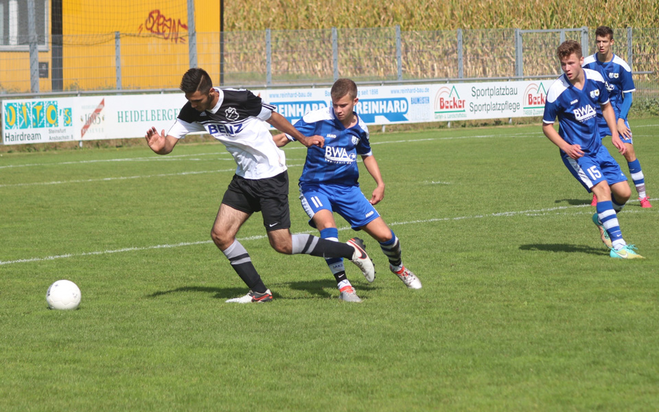 Ruben Bernhard versucht den Gegenspieler zu stoppen