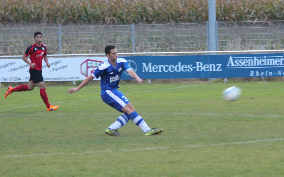Luka Pantic versucht mit einem Steilpass seine Stürmer zu erreichen