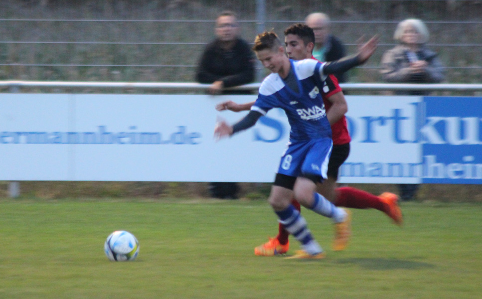 Nils Reißfelder gewinnt hier einen Zweikampf
