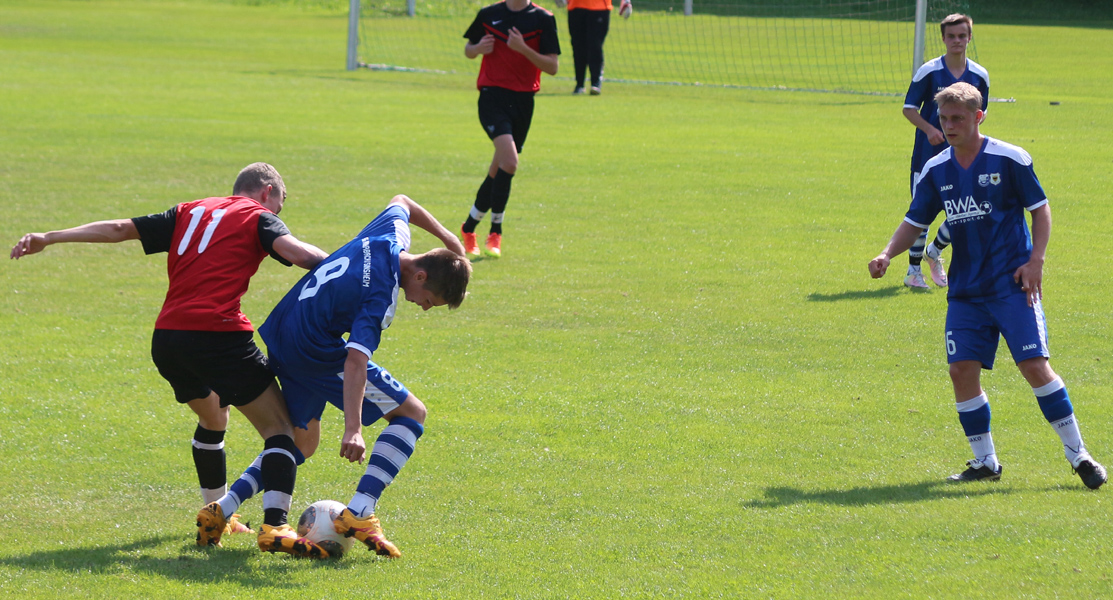 Nils Reißfelder (2. v.l.) und Nicola Schmitt (re.) erhöhten jeweils mit einem Treffer auf 4:0