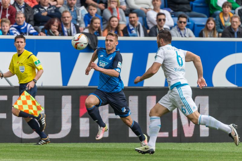 Pavel Kaderabek (li.) versucht sich über die Außenposition durchzusetzen