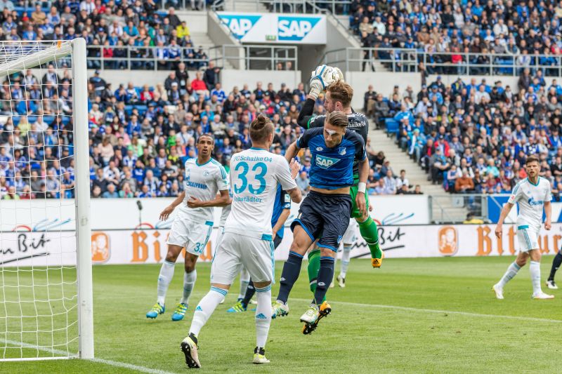 Innenverteidiger Ermin Bicakcic im Kopfballduell