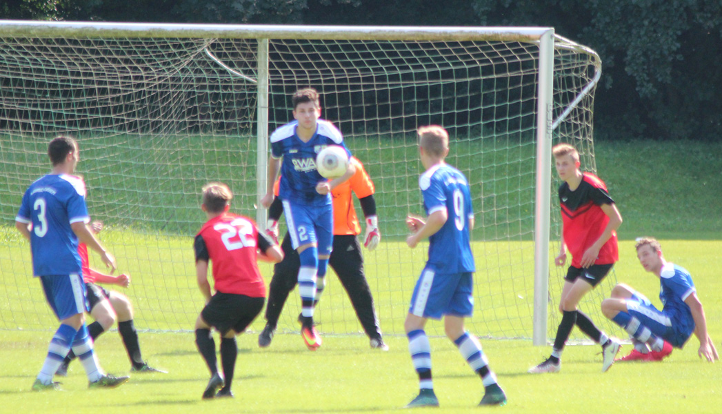 Patrick Hartmann (Nr. 2) klärt im eigenen Strafraum