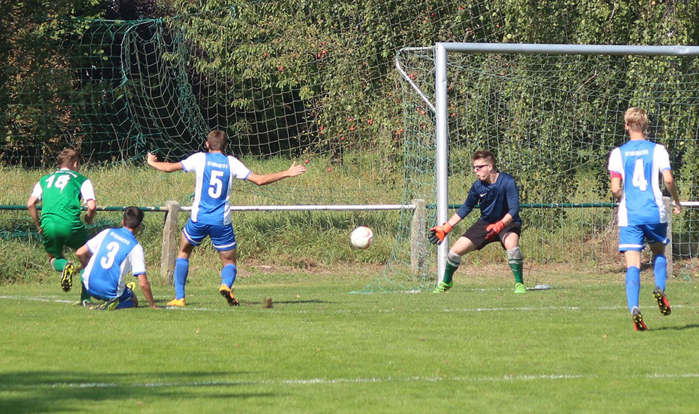 SG-Keeper Dumke rettet hier den Auswärtsdreier