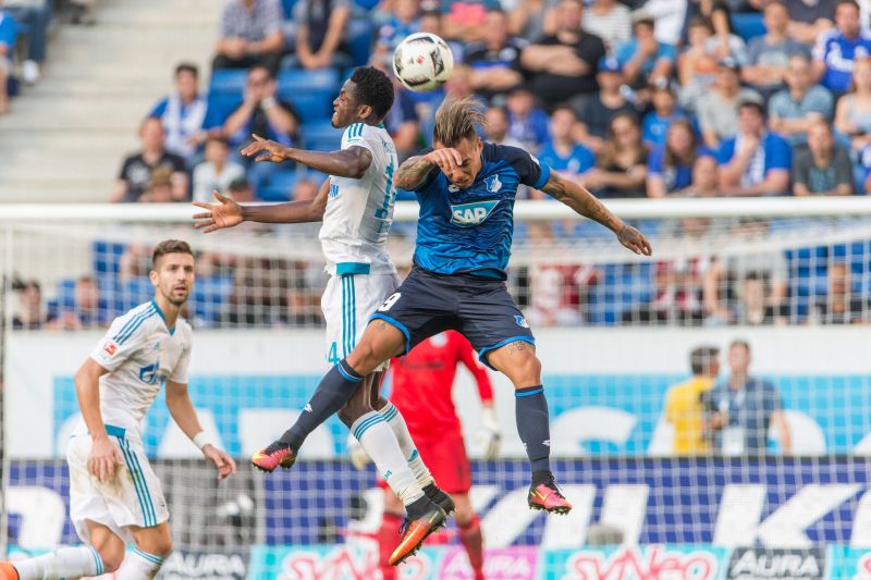 Eduardo Vargas gewinnt das Kopfballduell