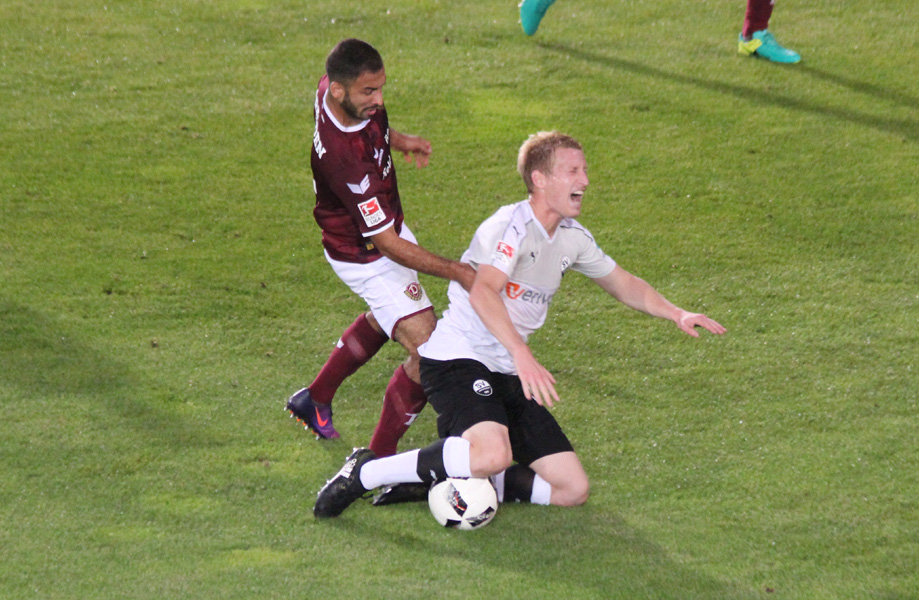 Klingmann (re.) wird unfair zu Fall gebracht