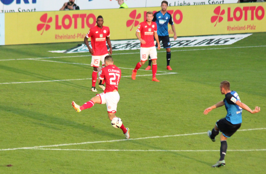 Kaderabek scheitert kurz vor Schluss per Distanzschuss