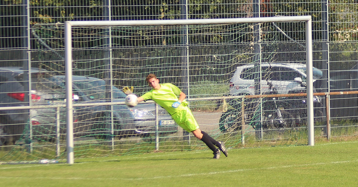 Torhüter Tim Becker entschärft einen Freistoss von Dennis Bauer