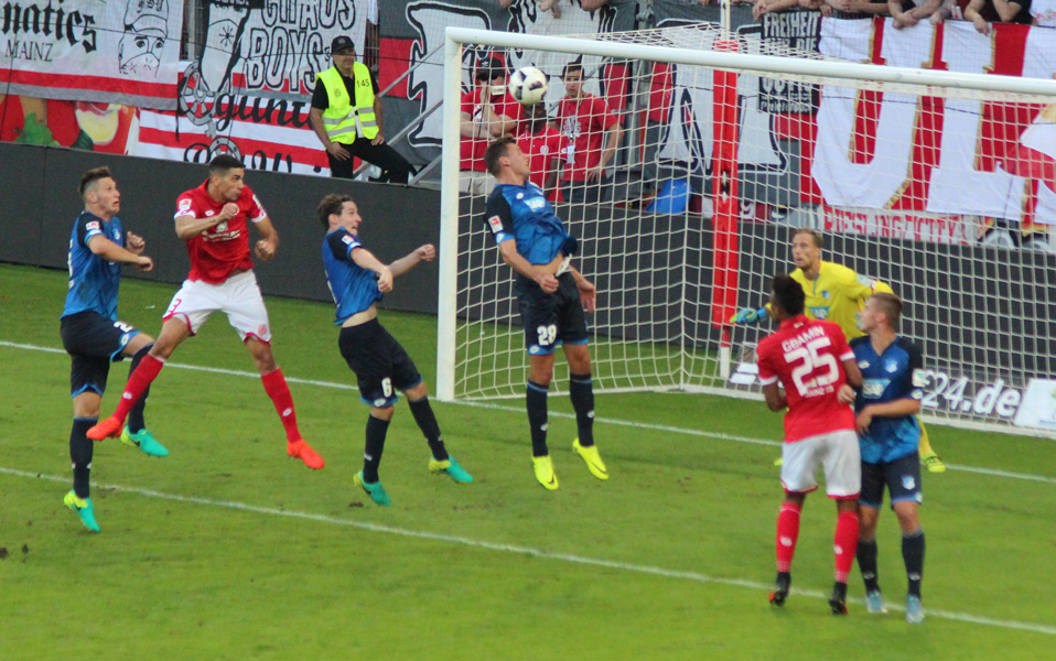 Mainz mit einer der wenigen Torchancen in Hälfte zwei